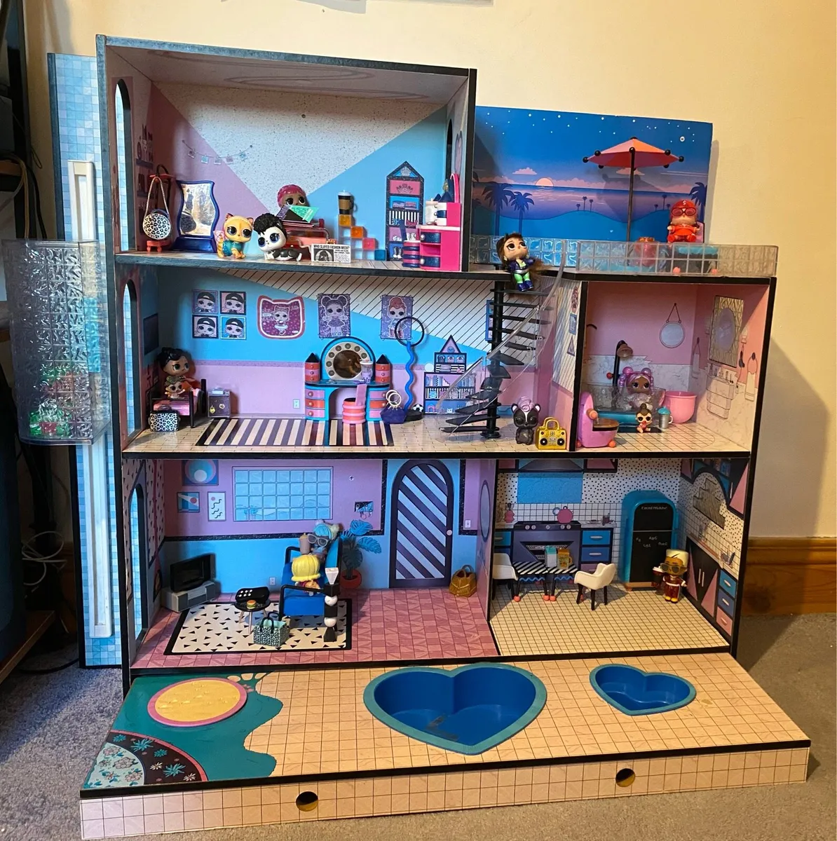 Lol house with accessories - Image 1