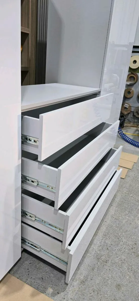 Chest of drawers - Image 2