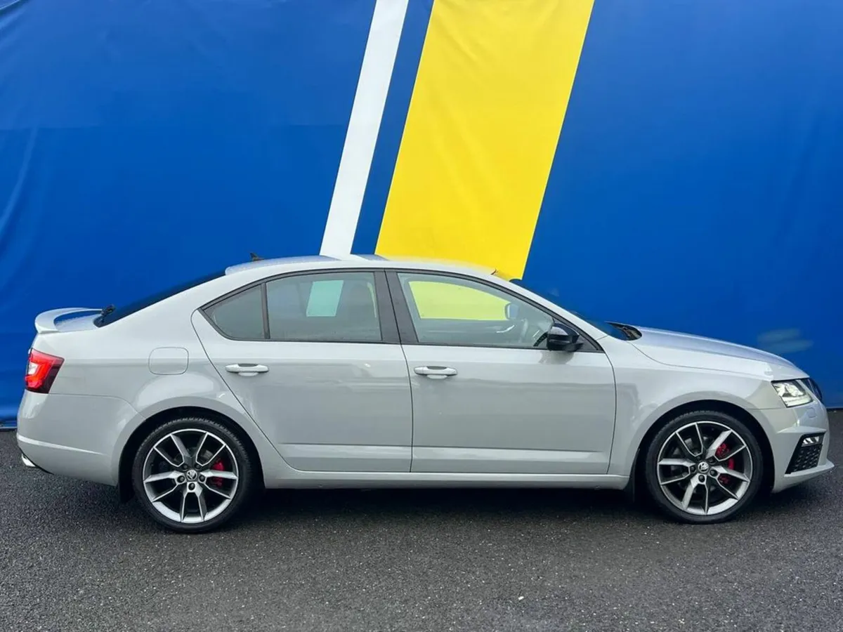 Skoda Octavia VRS 2.0 TDI // VRS HEATED SPORT SEAT - Image 2