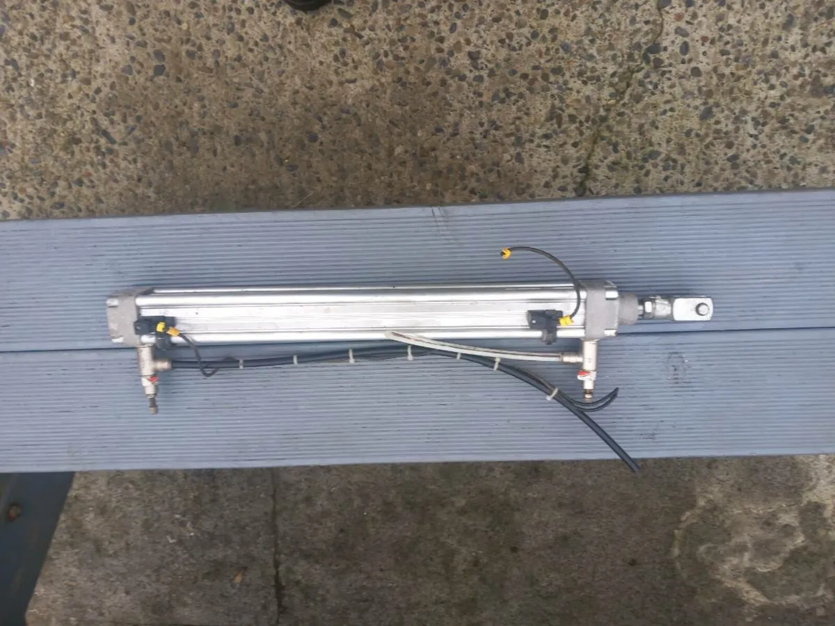 Pneumatic/air ram for sale - Image 4