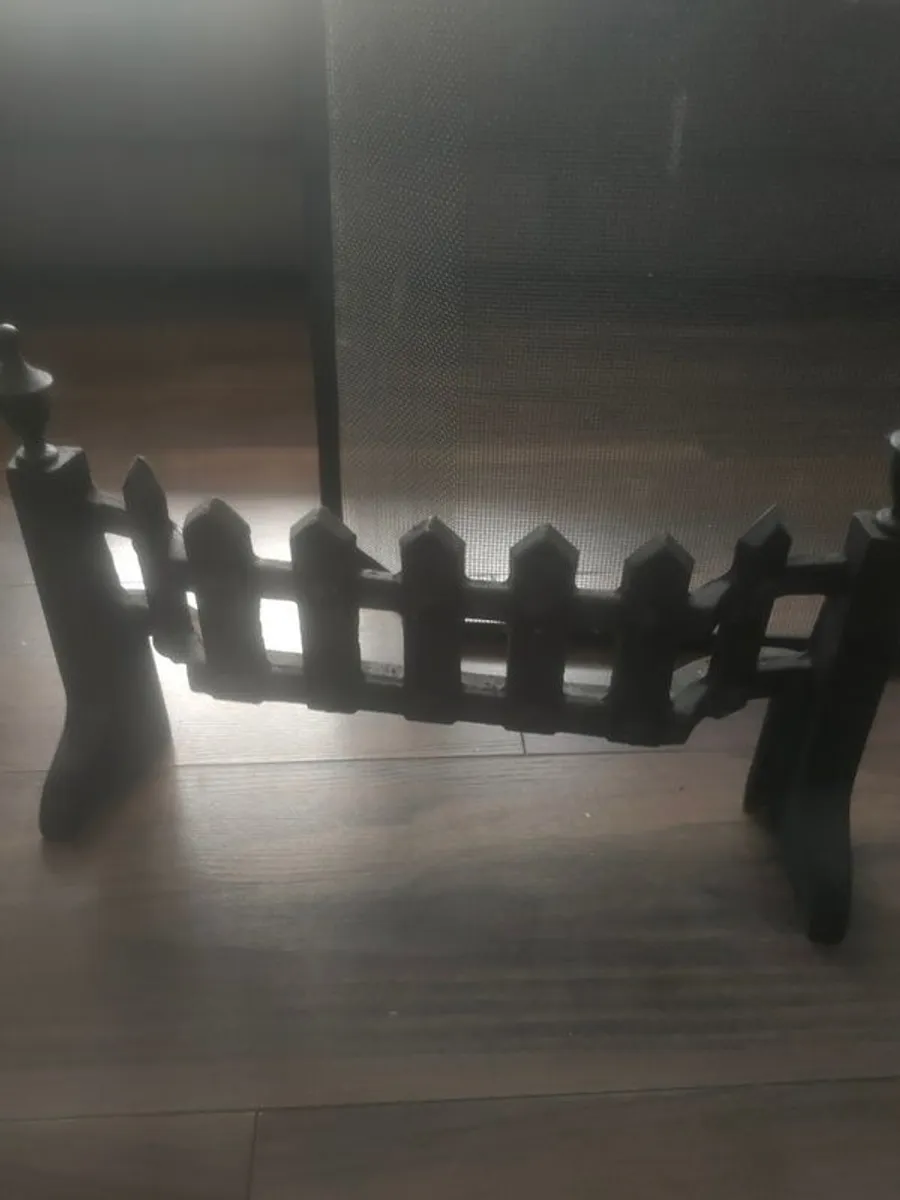 Fire grate, guard, bucket and companion set - Image 1