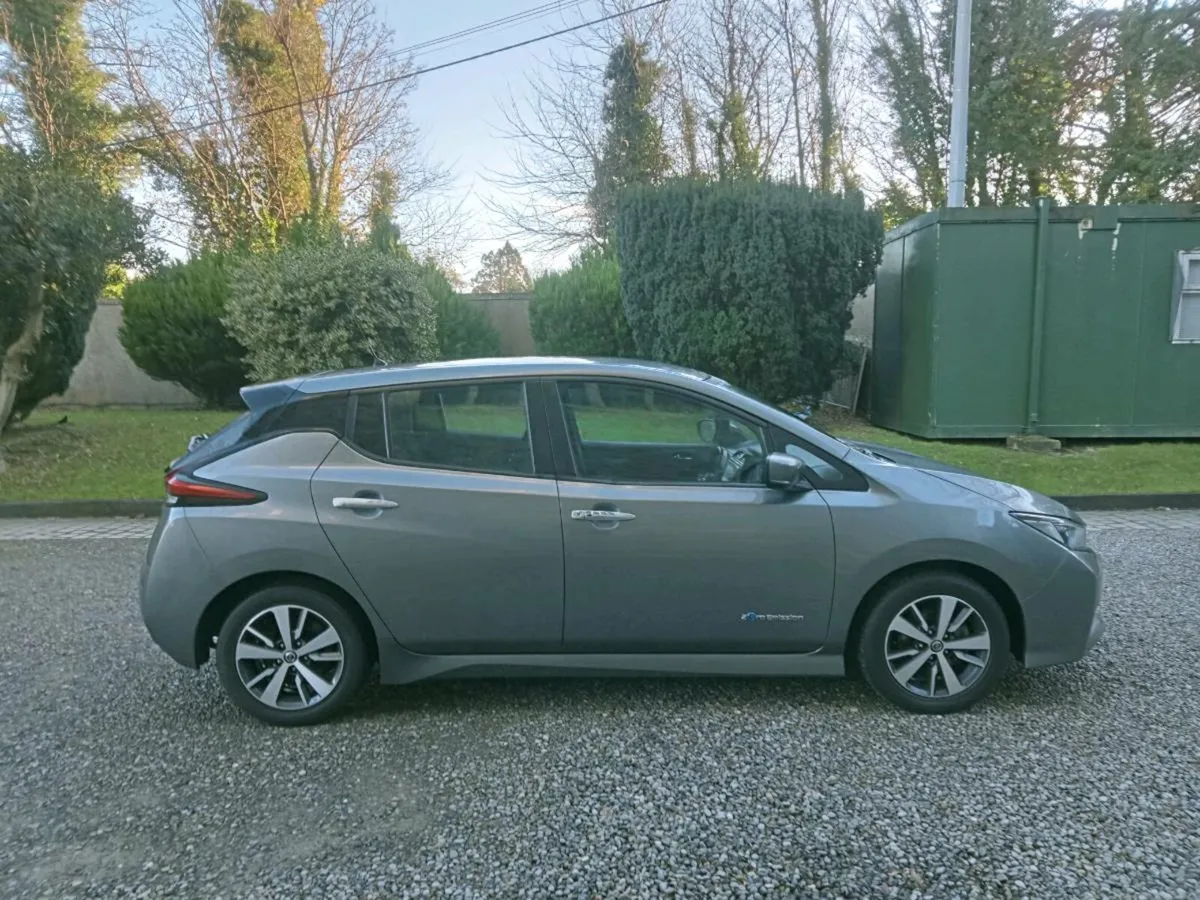 201 Nissan LEAF 40-KW Automatic NCT 5 /26 TAXED - Image 3