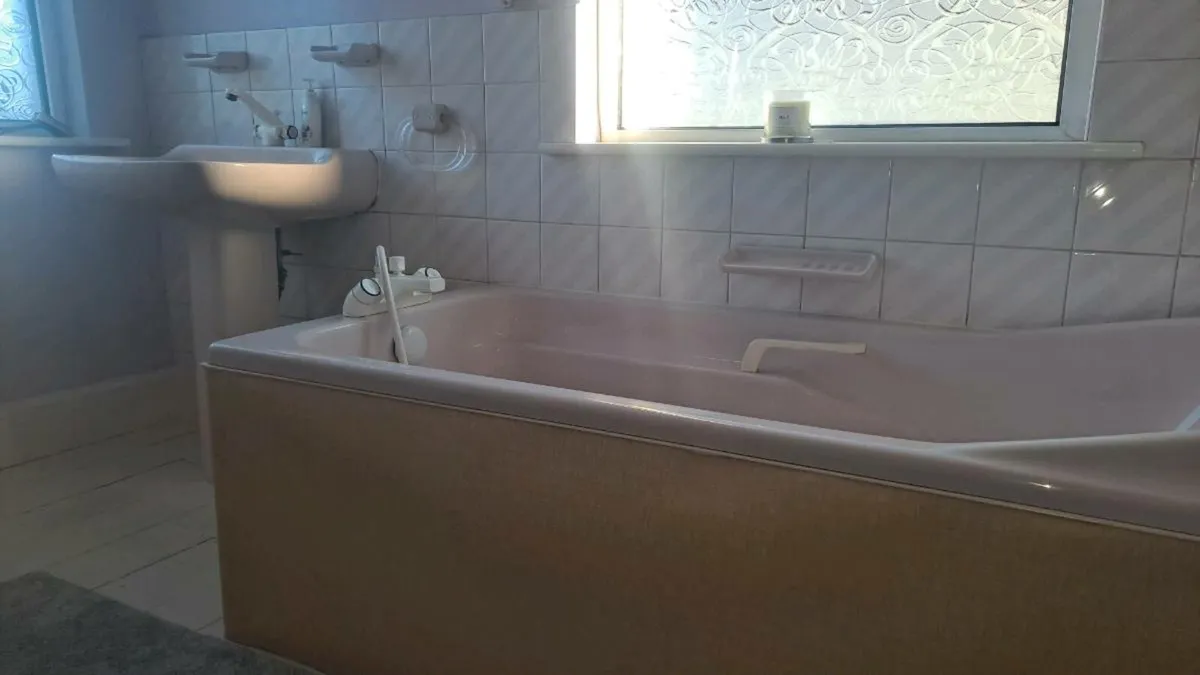 retro bathroom - Image 3