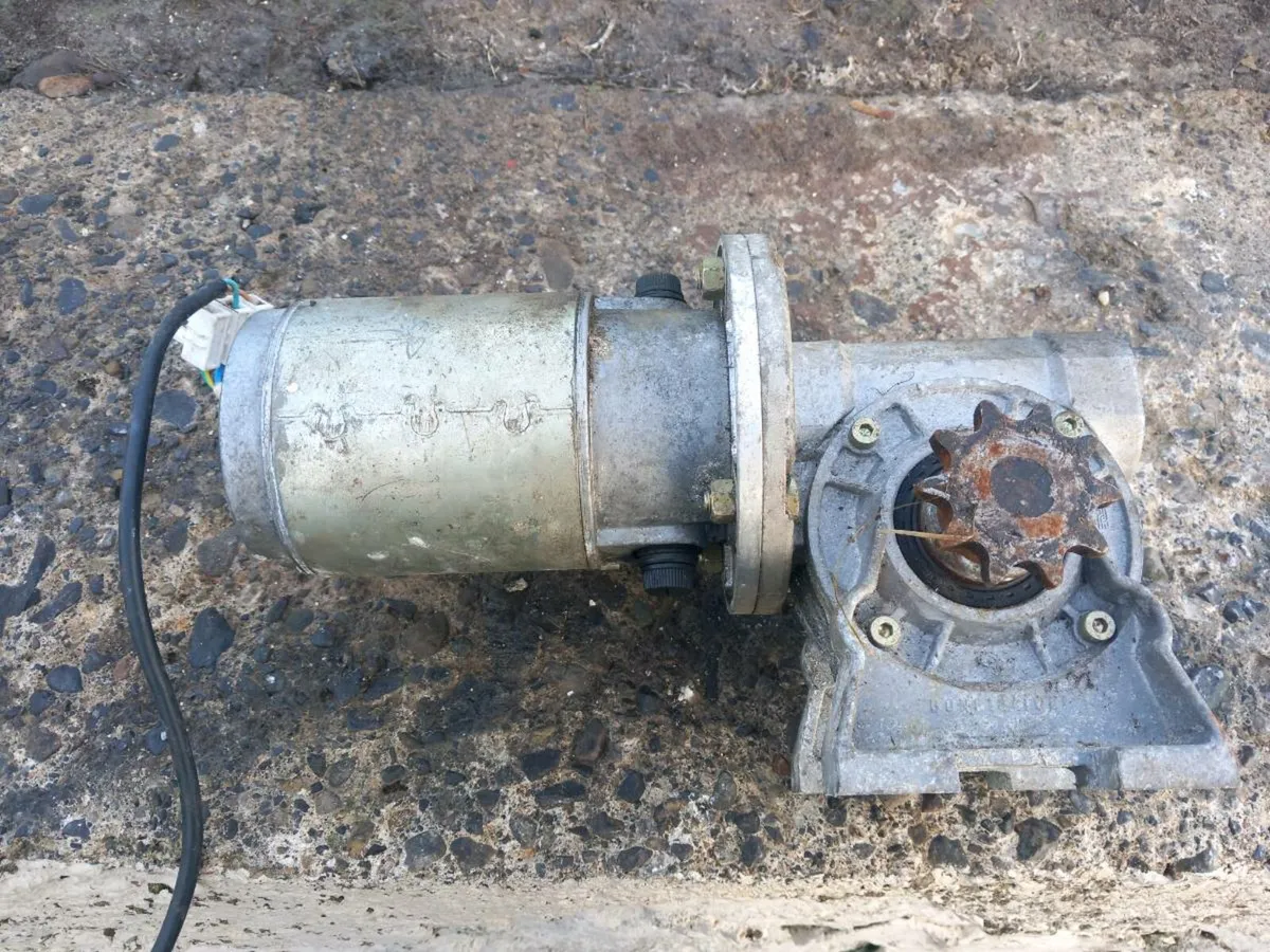 Motor and reduction gearbox for sale - Image 2