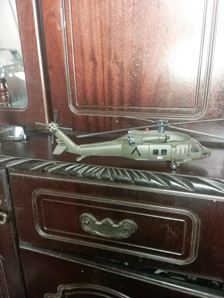 DE AGOSTINI (1-72 SCALE ) UH-60A BLACK HAWK. - Image 3