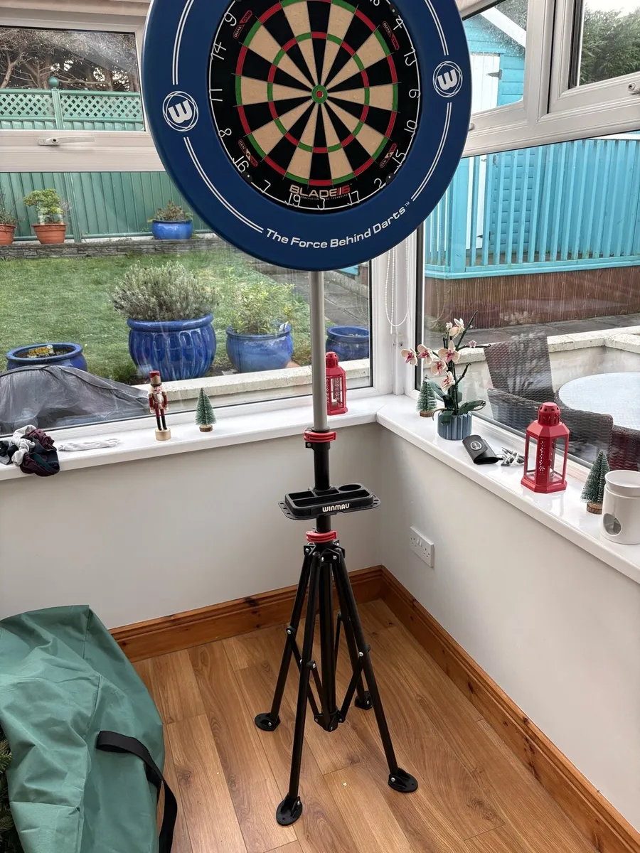 Winmau Dartboard and Stand - Image 2