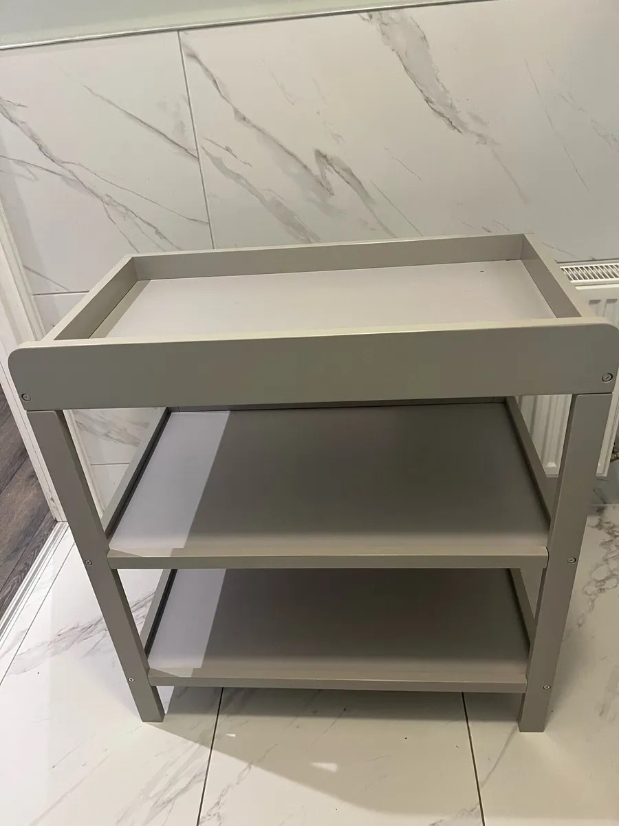 Changing table - Image 1