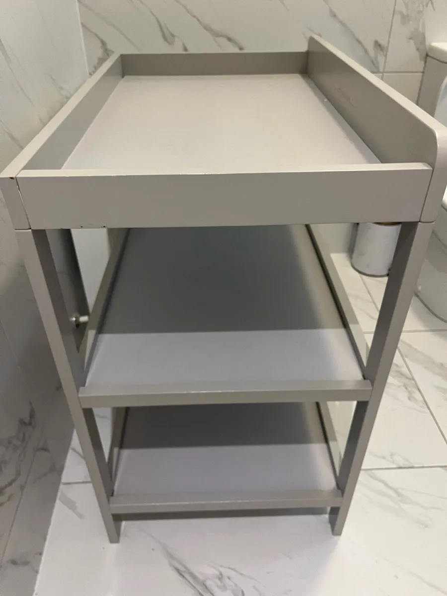 Changing table - Image 2