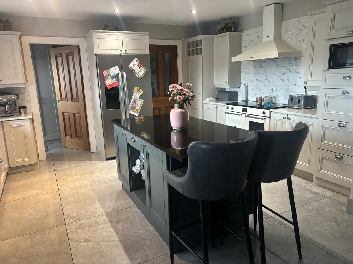 Kitchen island - Image 1