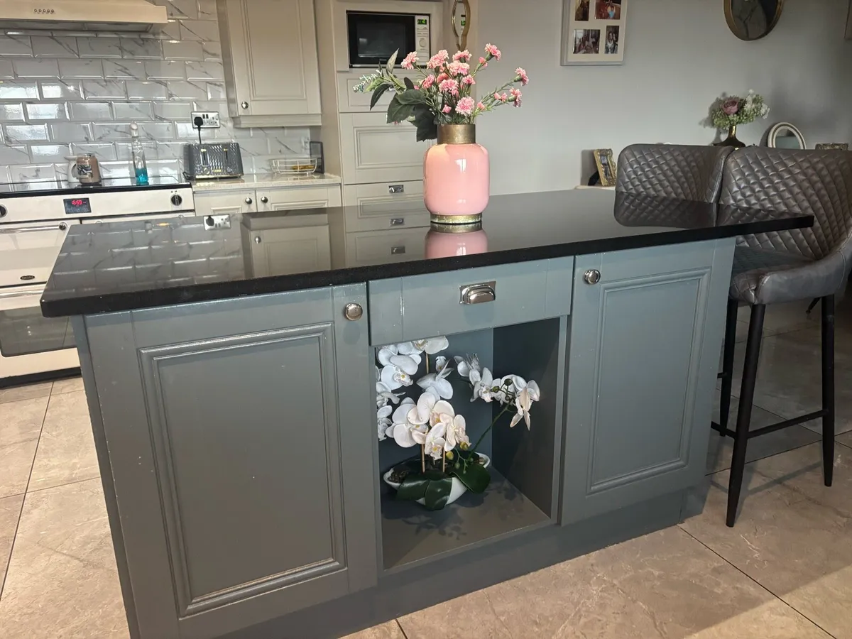 Kitchen island - Image 2