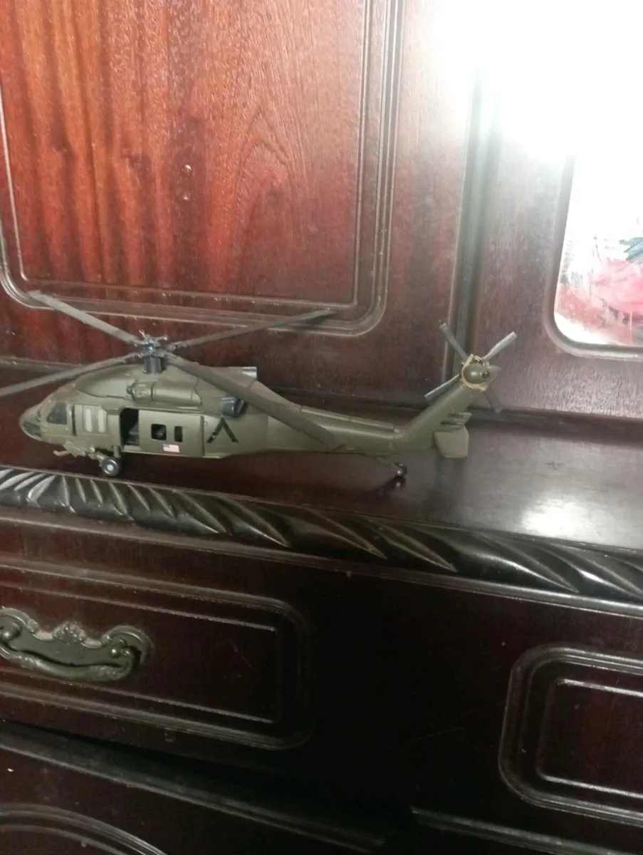 DE AGOSTINI (1-72 SCALE ) UH-60A BLACK HAWK. - Image 1