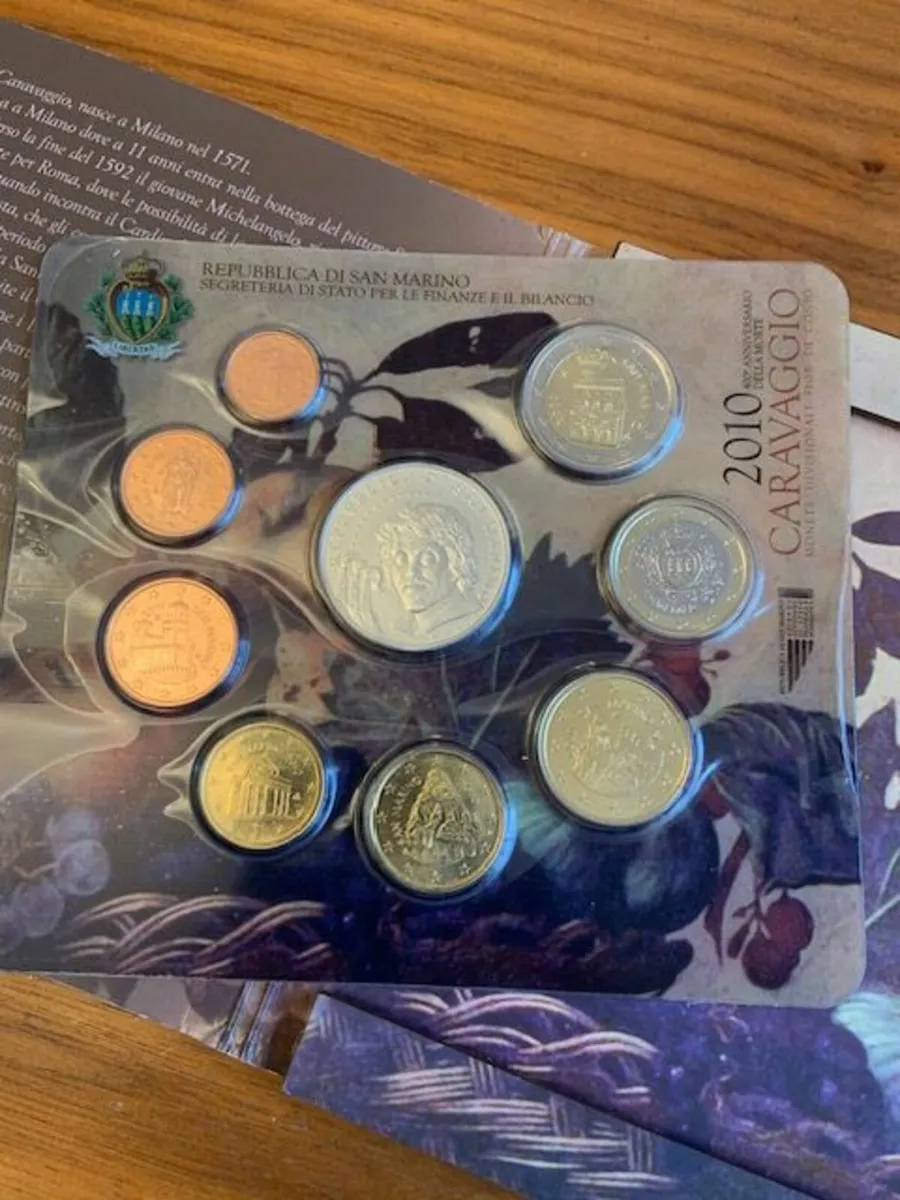 San Marino BU Set 2010 + 5 Euro Caravaggio - Image 2