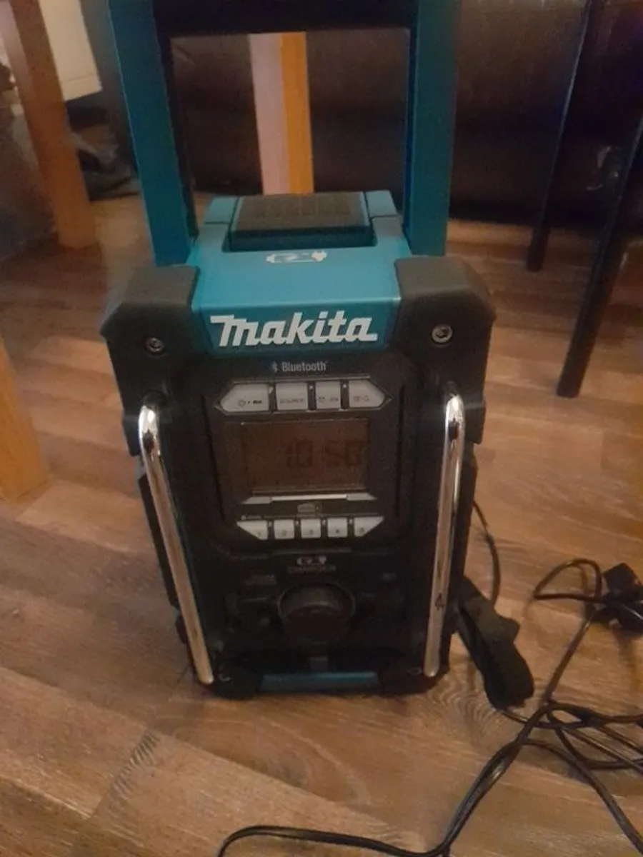 Makita job site radio DMR301 - Image 1