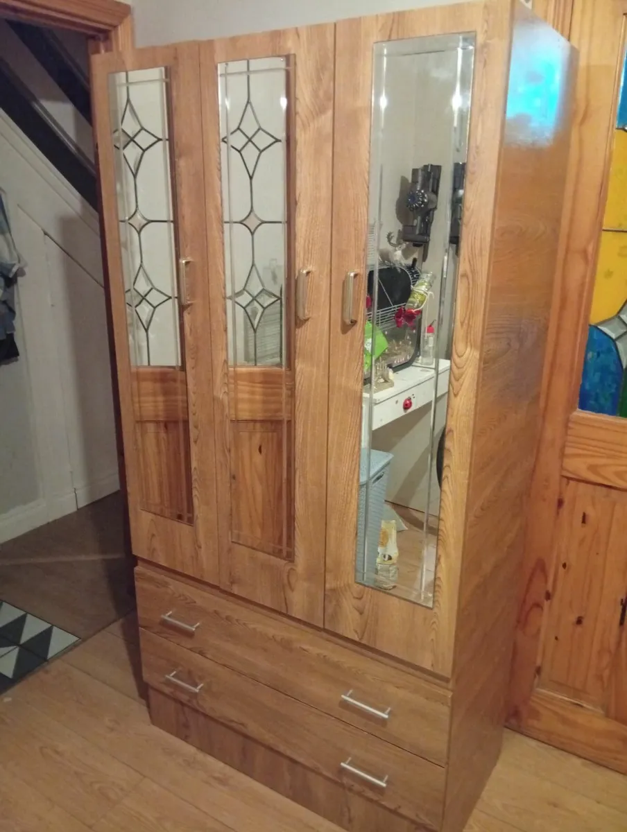 Quality Sturdy Wardrobe with drawers - Image 1