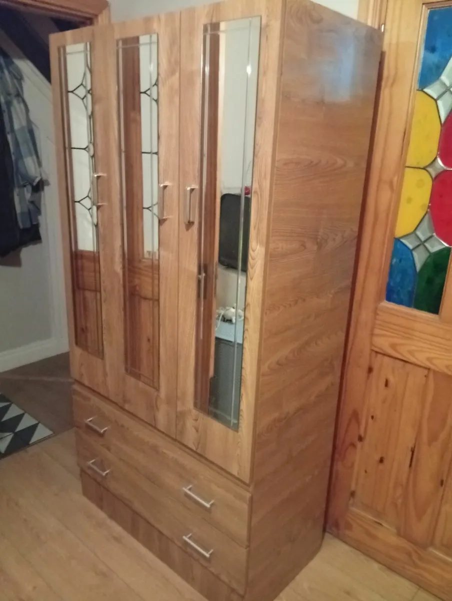 Quality Sturdy Wardrobe with drawers - Image 4