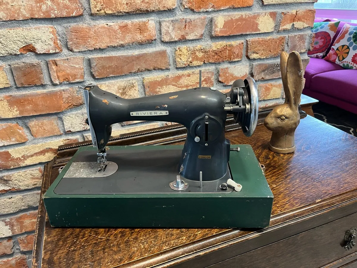Vintage sewing machine - Image 1