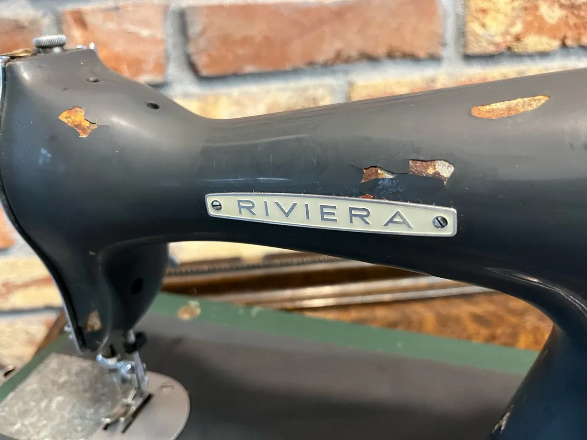 Vintage sewing machine - Image 2