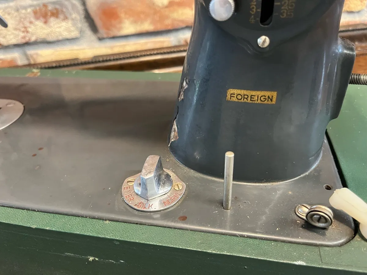 Vintage sewing machine - Image 3