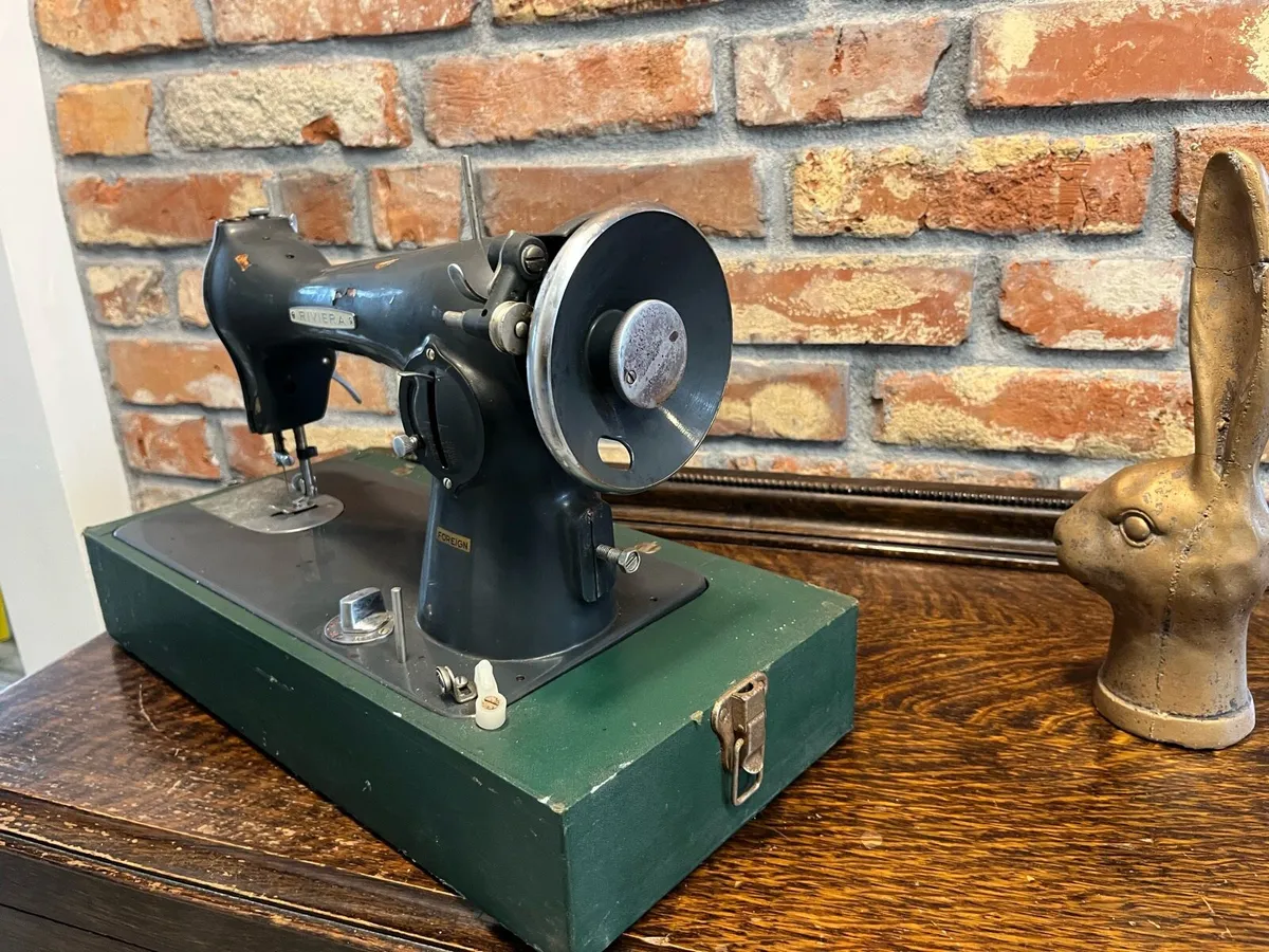Vintage sewing machine - Image 4