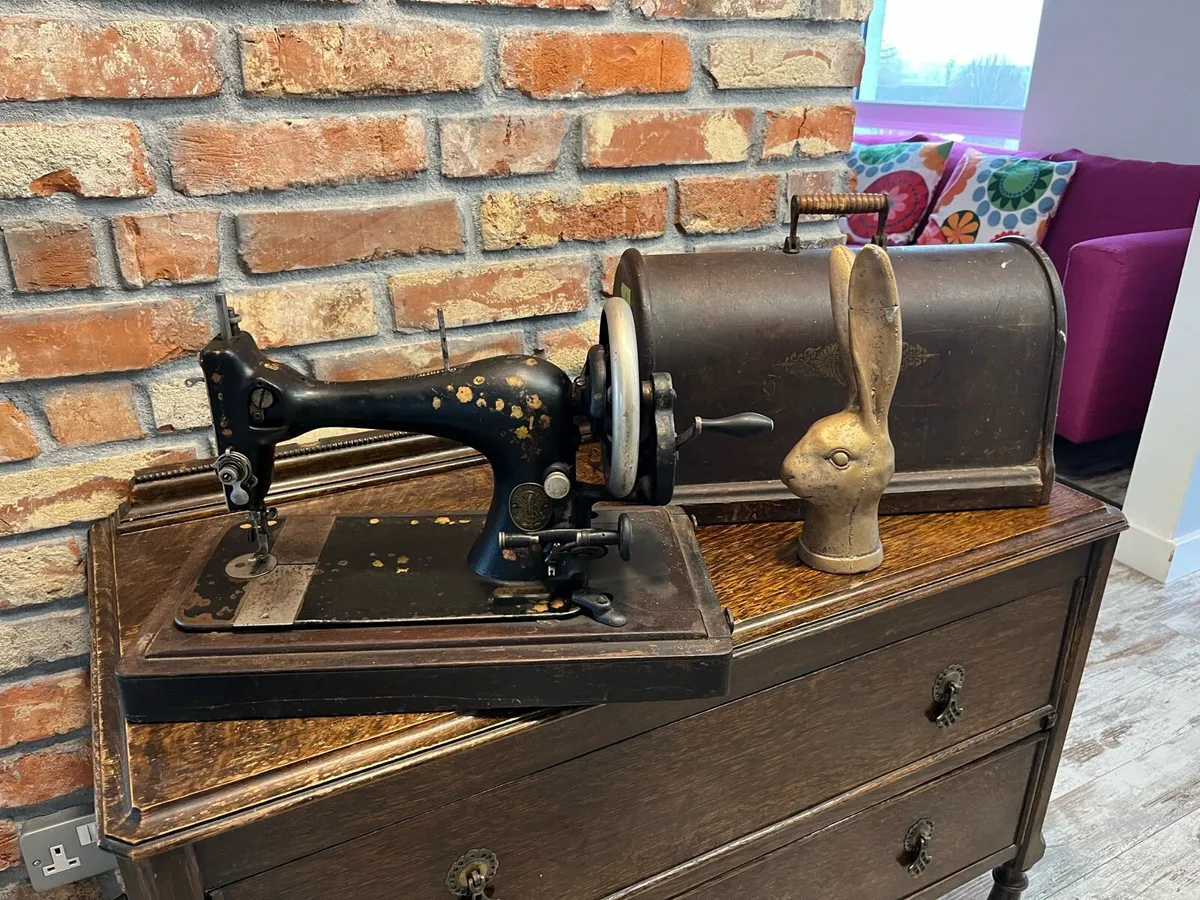 Vintage sewing machine - Image 1