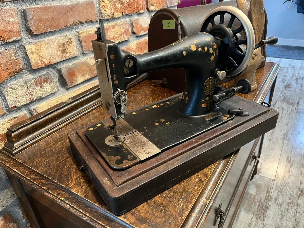 Vintage sewing machine - Image 2