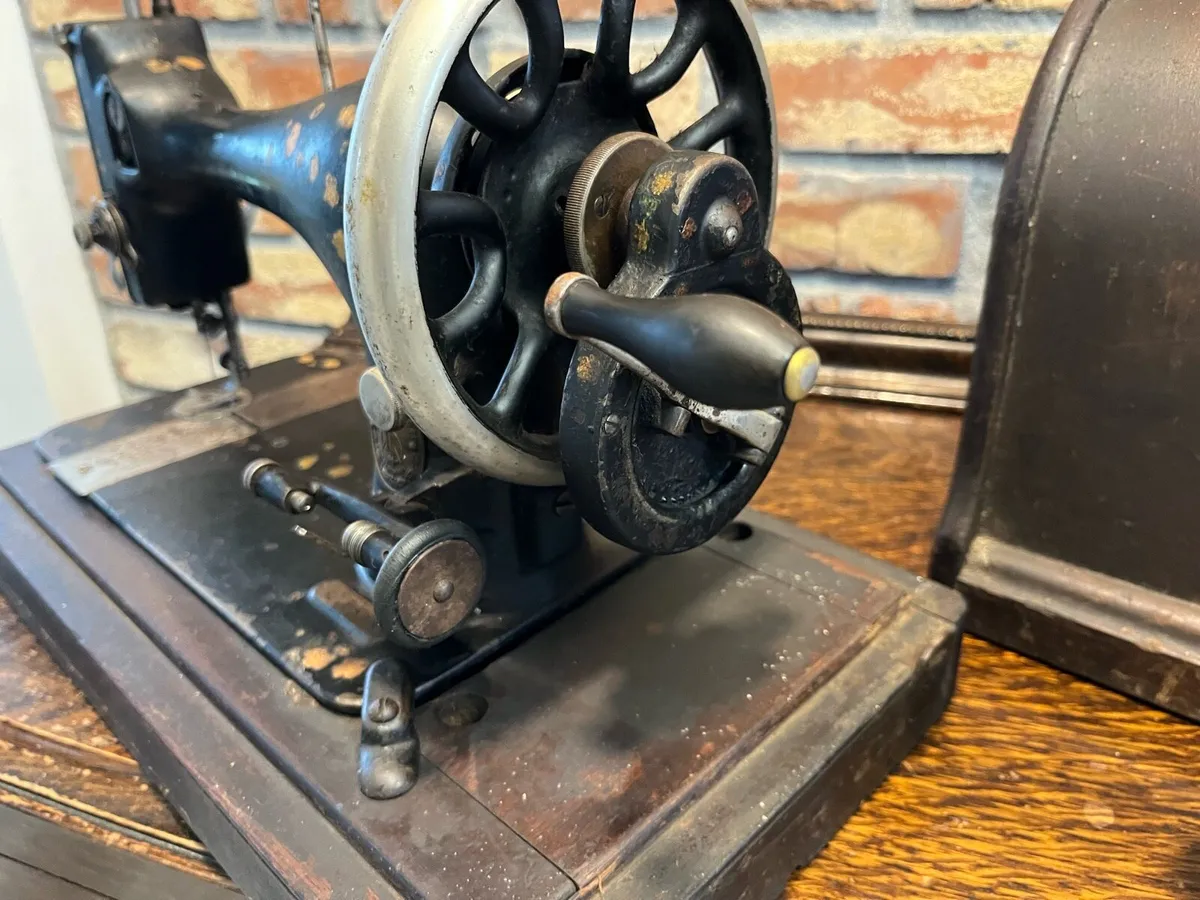Vintage sewing machine - Image 4