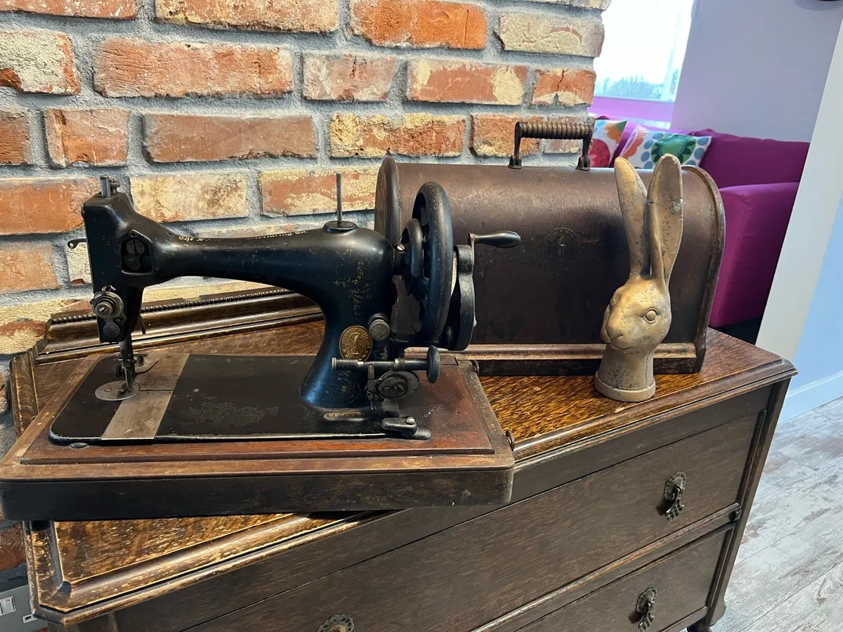 Vintage sewing machine - Image 1