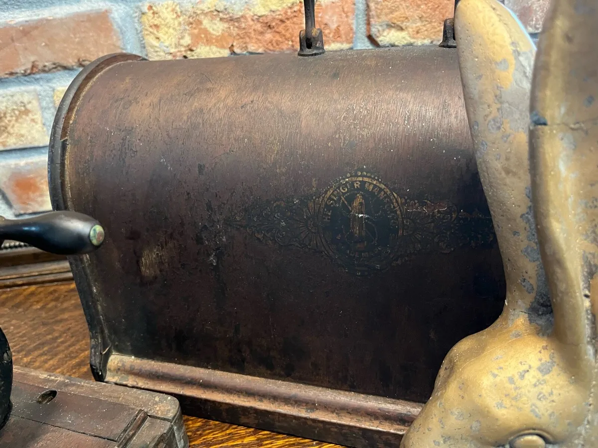 Vintage sewing machine - Image 2