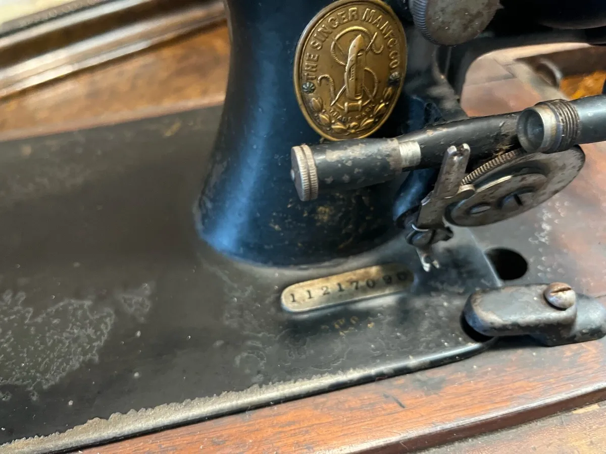 Vintage sewing machine - Image 3