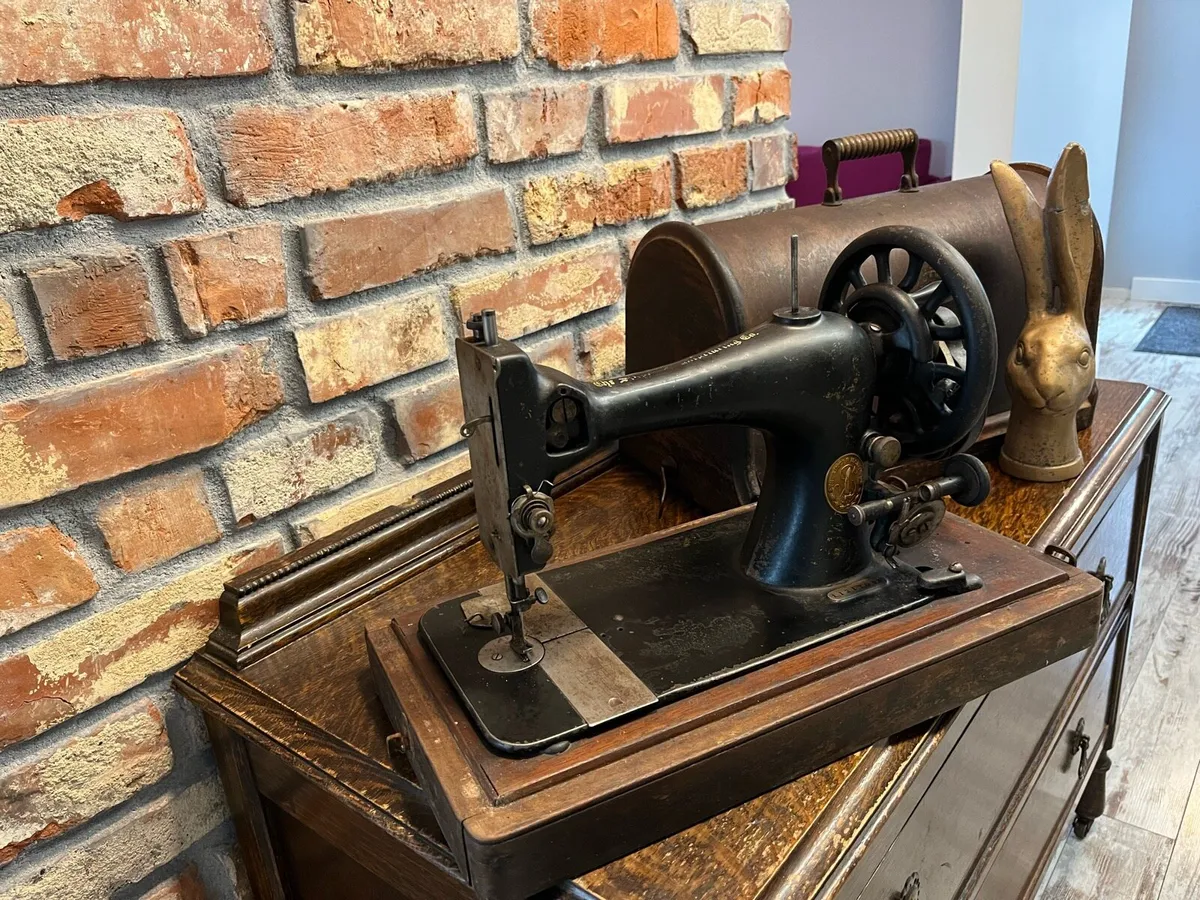 Vintage sewing machine - Image 4