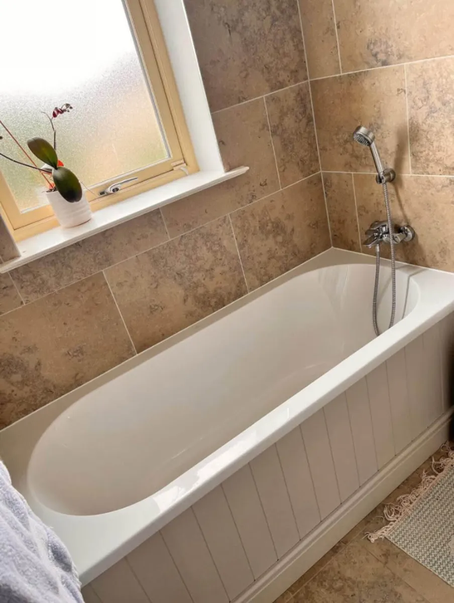 Villeroy & Boch bath 1800 by 800mm. - Image 1