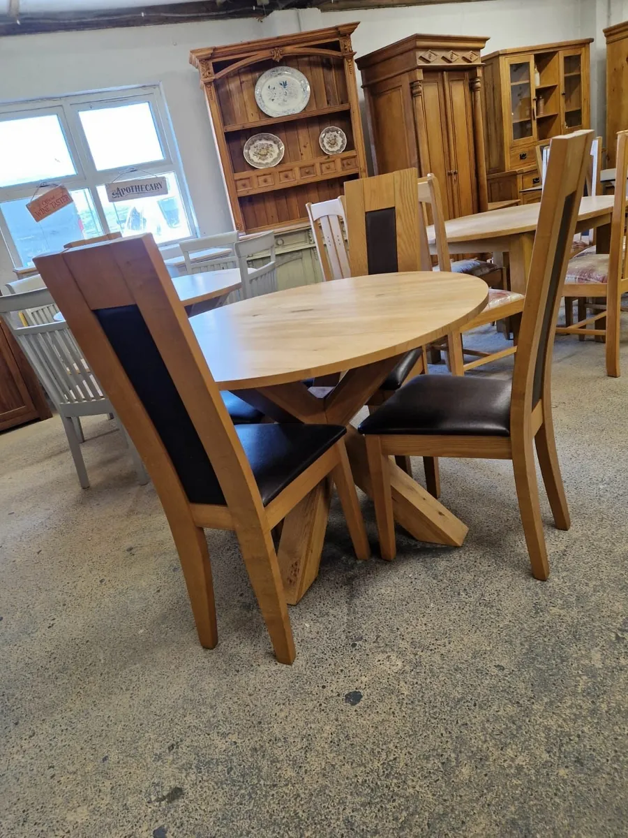 Solid light oak table, 4 leather, oak chairs - Image 1