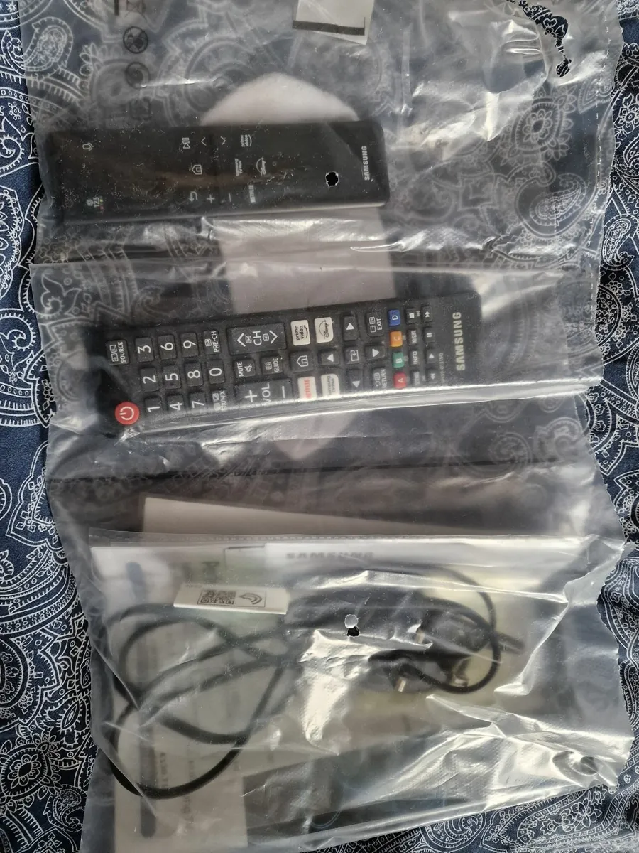 SAMSUNG 43" QLED Smart TV - Image 2