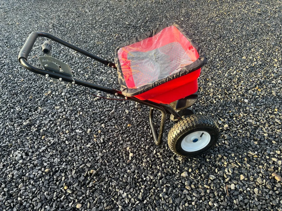 Push Broadcast Spreader 29L