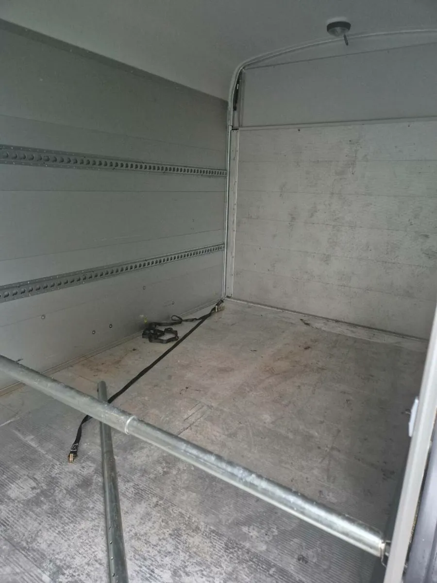 Debon C700 box van - Image 2