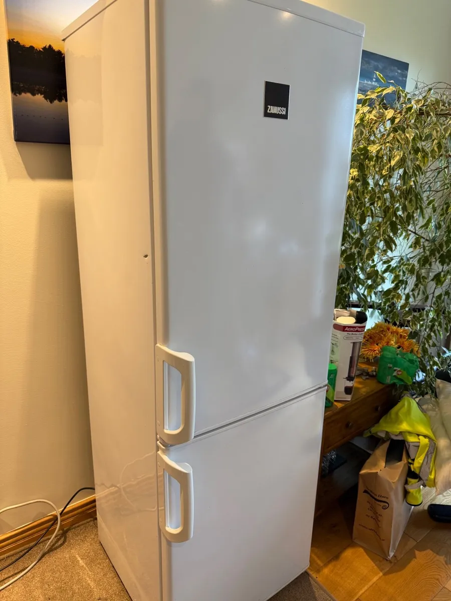 White Zanussi Fridge Freezer - Image 3