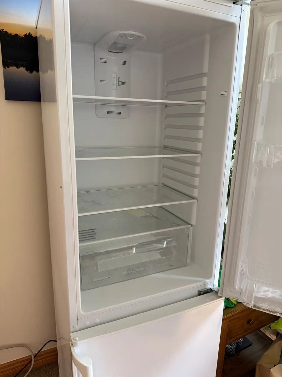 White Zanussi Fridge Freezer - Image 4