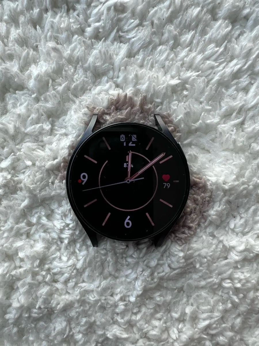 Samsung Galaxy Watch 6 (40mm) with strap like new - Image 1