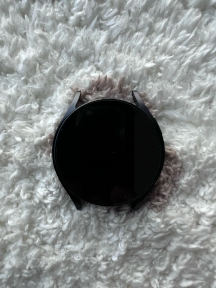 Samsung Galaxy Watch 6 (40mm) with strap like new - Image 2