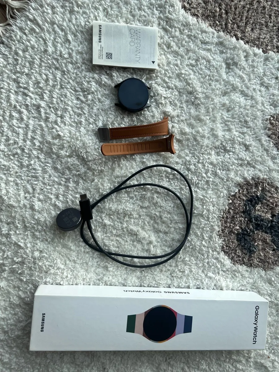 Samsung Galaxy Watch 6 (40mm) with strap like new - Image 4