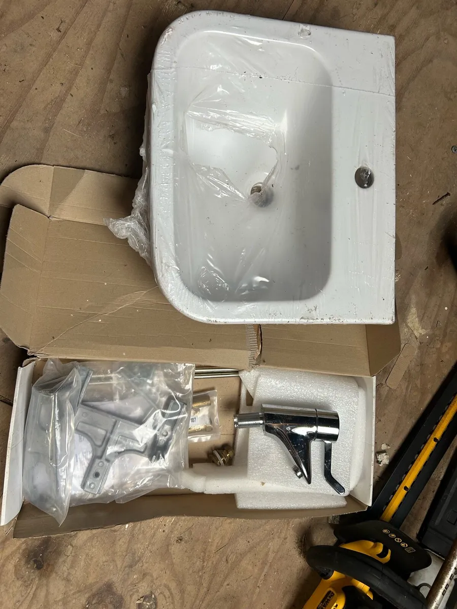 Wall hung sink - Image 3