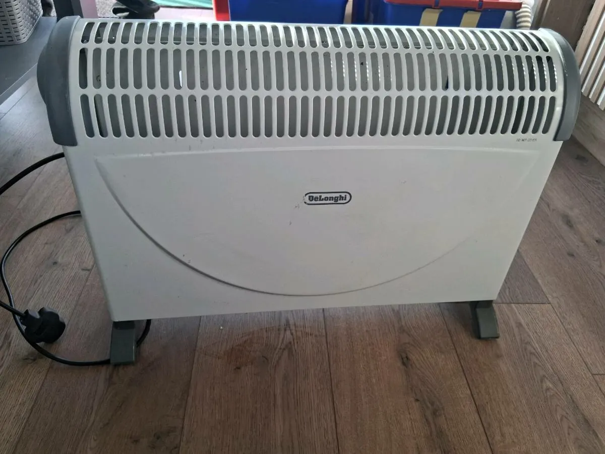32" tv and delonghi heater - Image 1
