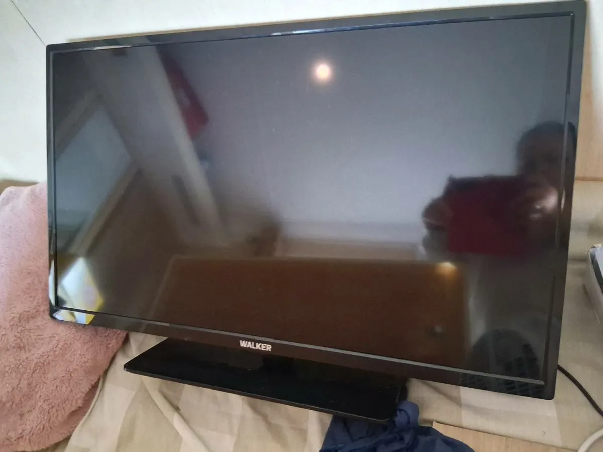 32" tv and delonghi heater - Image 2