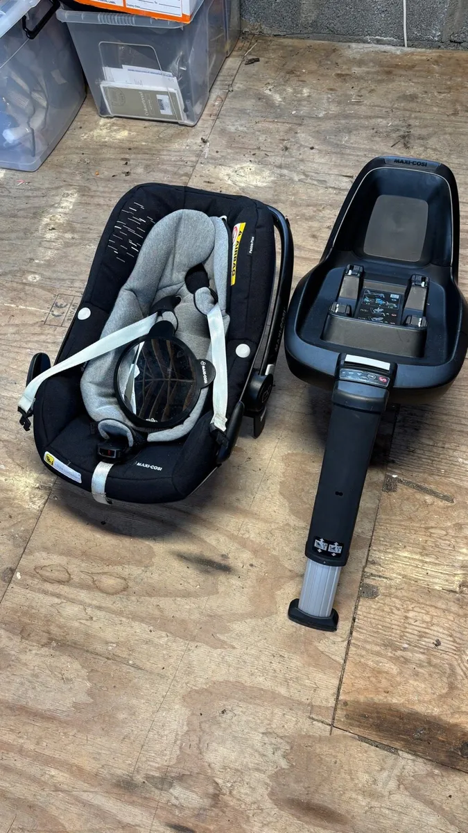 Maxi Cosi Pebble Plus + 2way Fix - Image 1