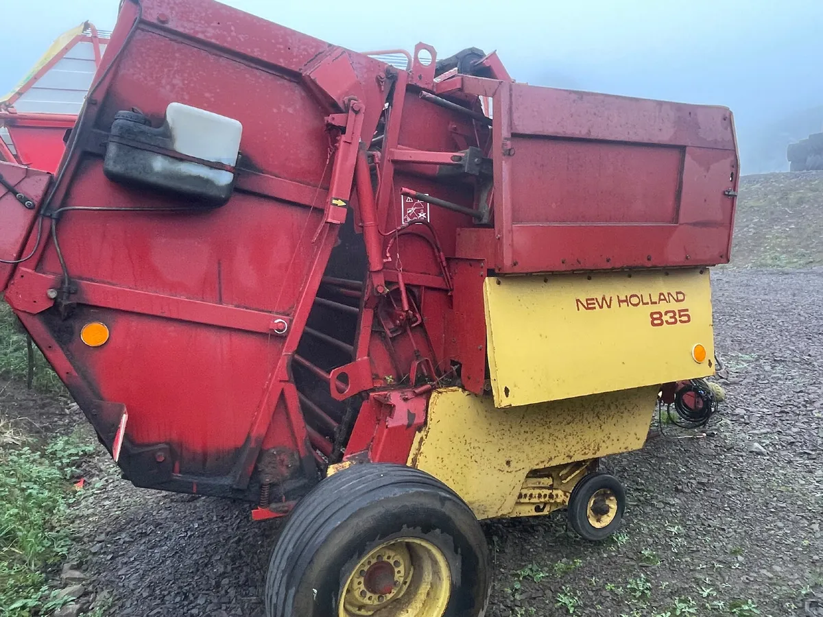 New Holland 835 round baler - Image 2