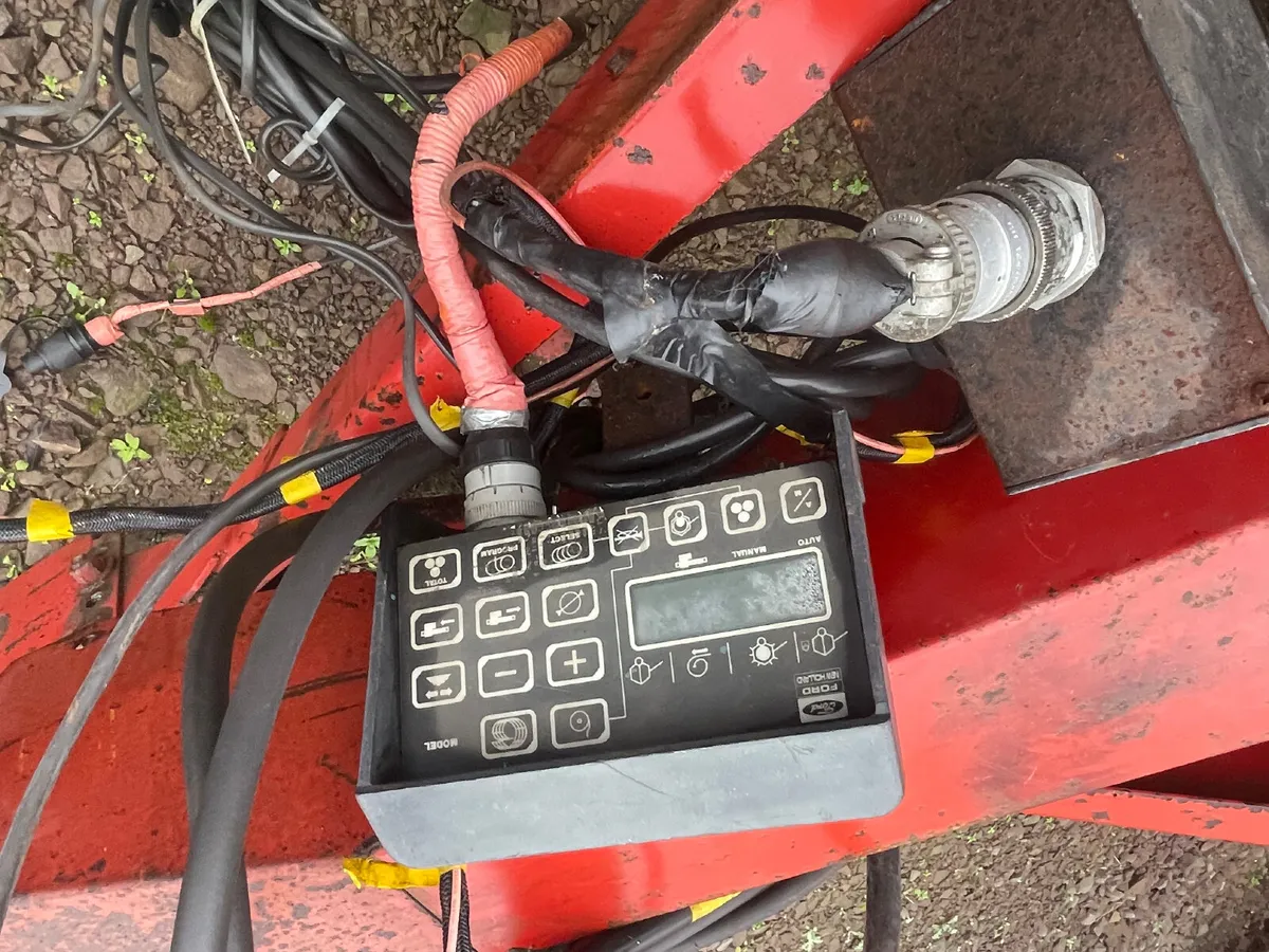 New Holland 835 round baler - Image 4