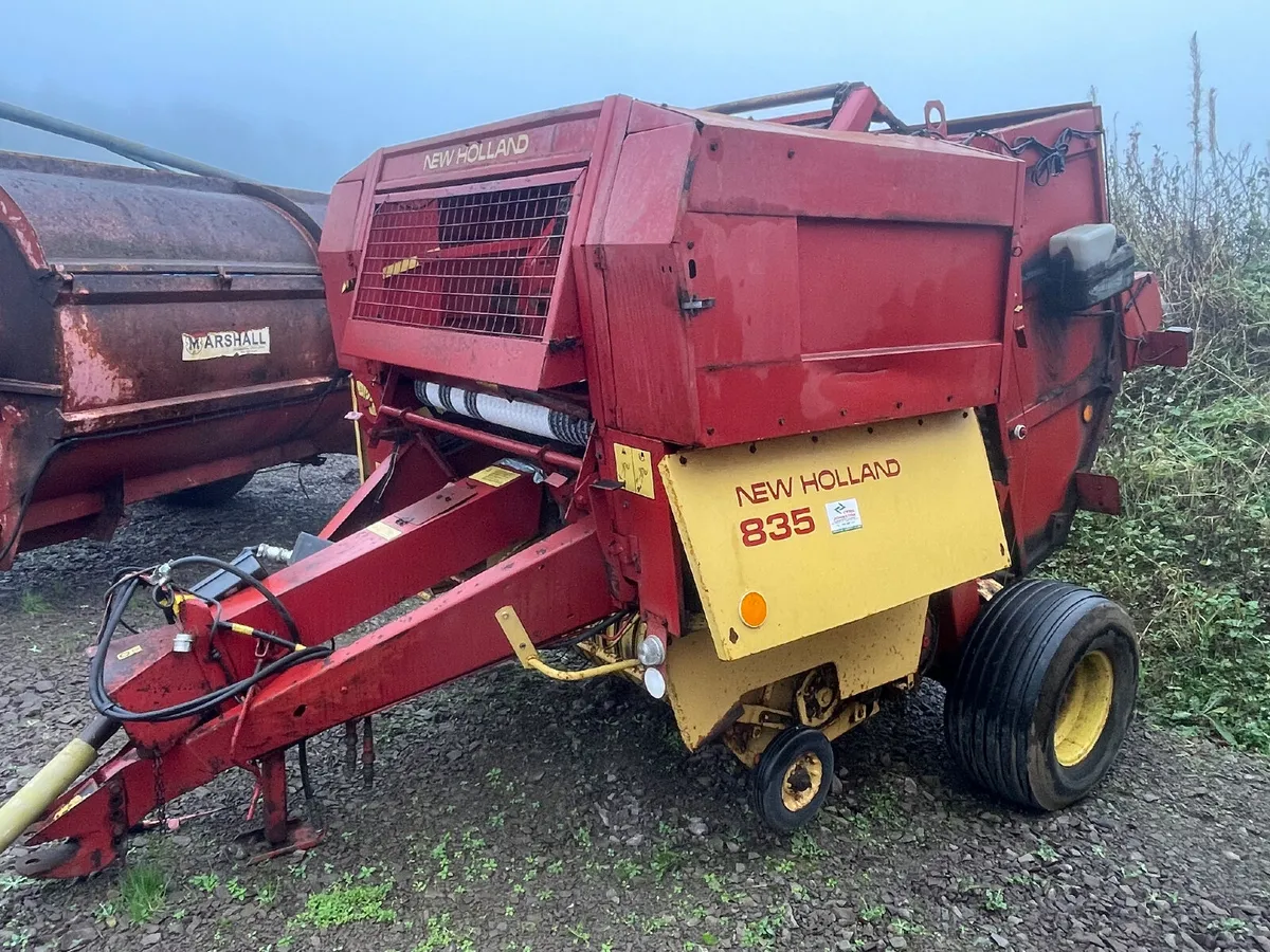 New Holland 835 round baler - Image 1