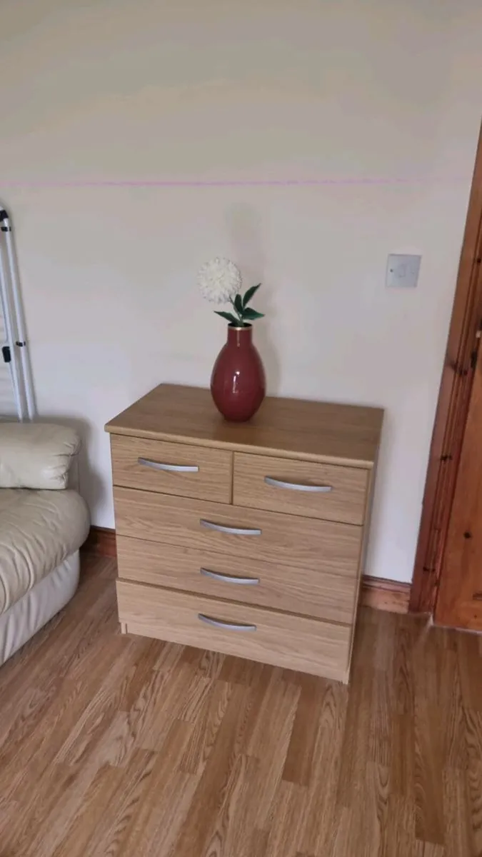 Bed and chest of drawers - Image 2