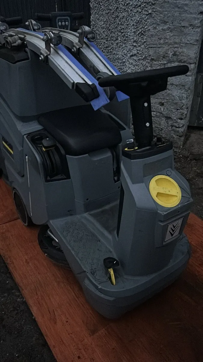 Karcher ride on scrubber dryer - Image 4