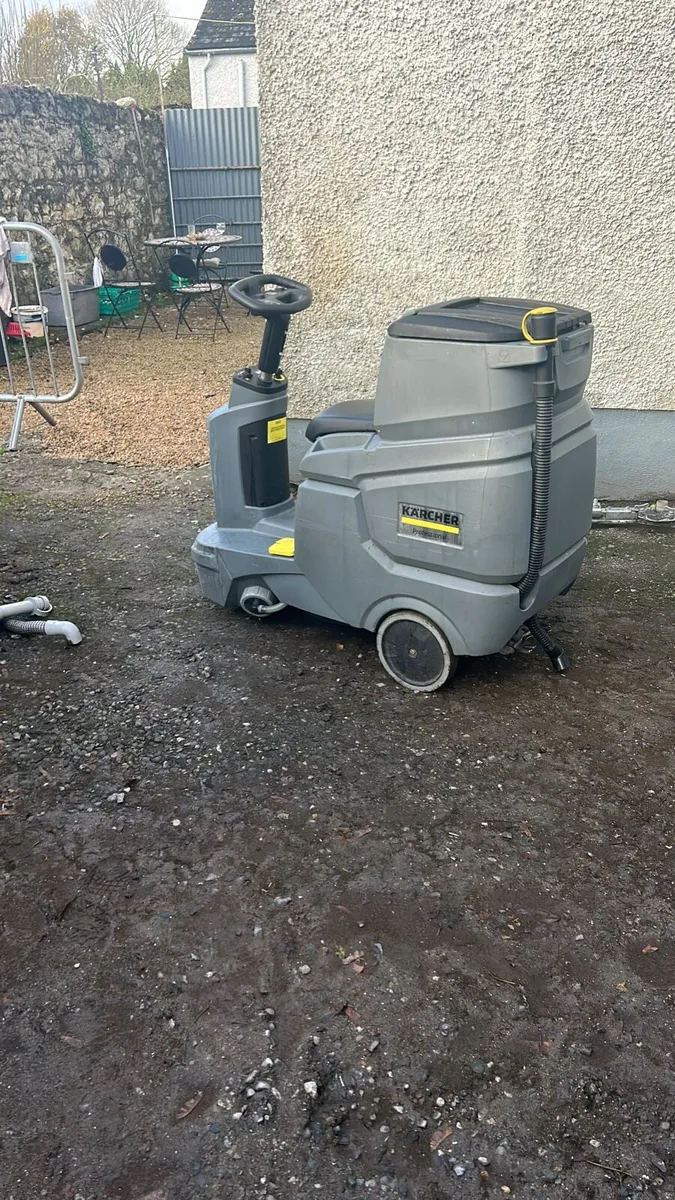 Karcher ride on scrubber dryer - Image 3